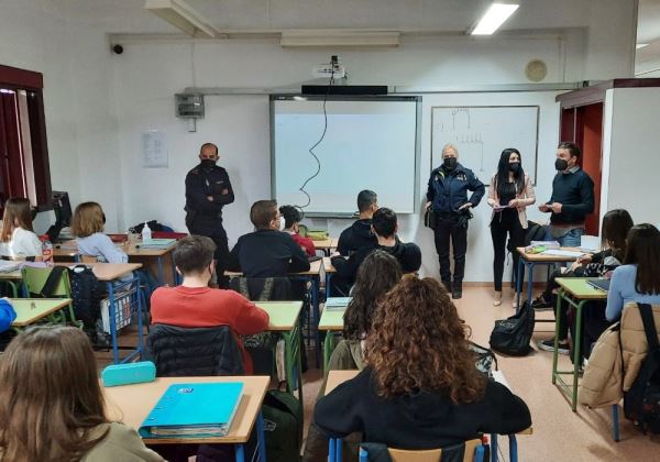 Los alumnos del IES Carmen de Burgos conocen la normativa para el buen uso de los patinetes eléctricos con el Ayuntamiento y la Policía Local de Huércal