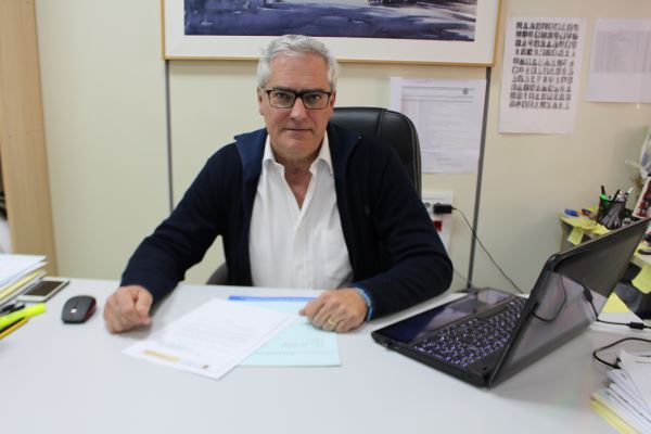 El Ayuntamiento de Huércal-Overa entrega en Medio Ambiente el documento necesario para continuar el expediente del terreno para un nuevo colegio