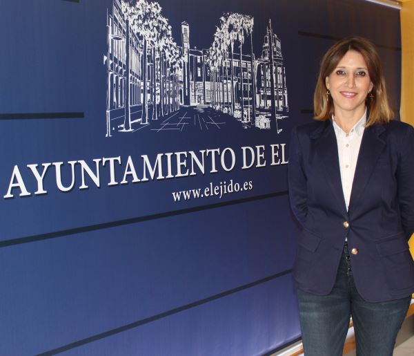 Julia Ibáñez recuerda a la Delegada de Educación que al CEIP José Salazar le urge la remodelación de la zona de Infantil y el comedor