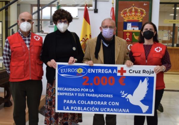 La Cooperativa Eurosol entrega a Cruz Roja un cheque de 2.000 € recaudados por sus empleados para ayudar a Ucrania