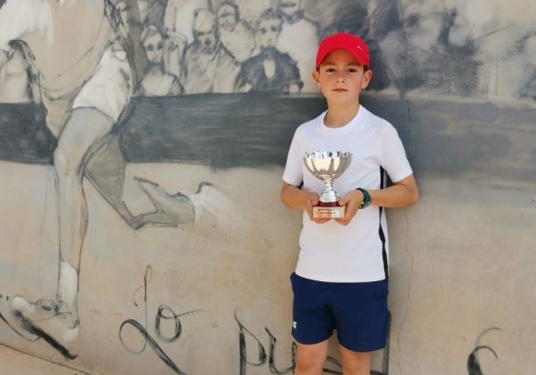 El joven tenista roquetero Leo Vidaña, campeón del segundo torneo del Circuito Head en Granada