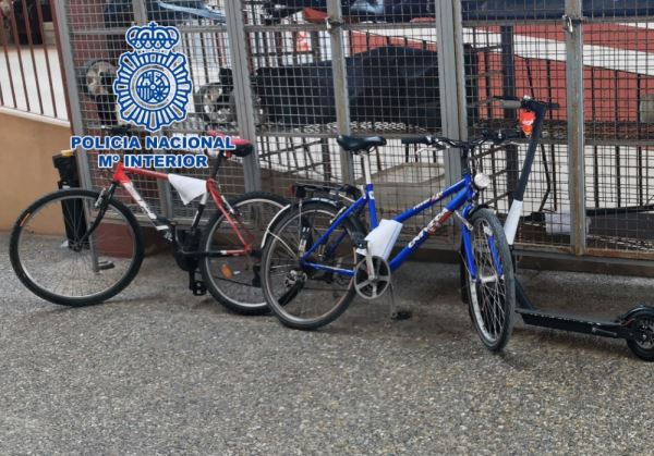La Policía Nacional detiene en Almería al autor de la sustracción de 14 patinetes y bicicletas, junto con los peristas que los compraban