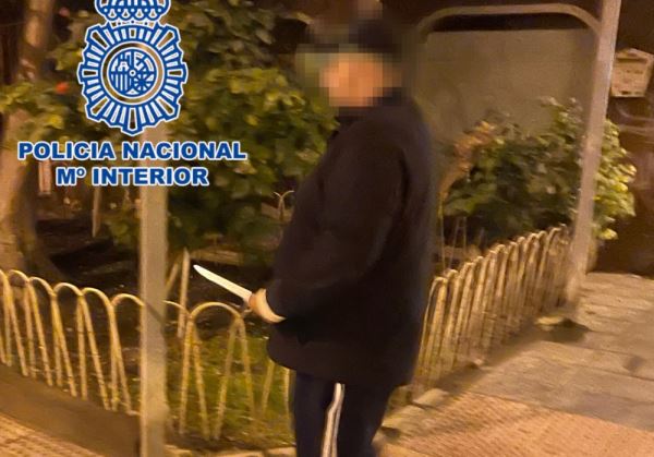 La Policía Nacional detiene a un hombre que cometió un robo esgrimiendo un cuchillo de grandes dimensiones