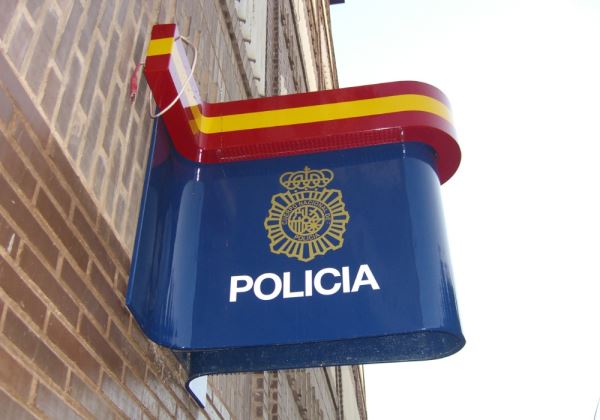 La Policía Nacional detiene en Almería a tres hombres que agredieron a una mujer para robarle el móvil