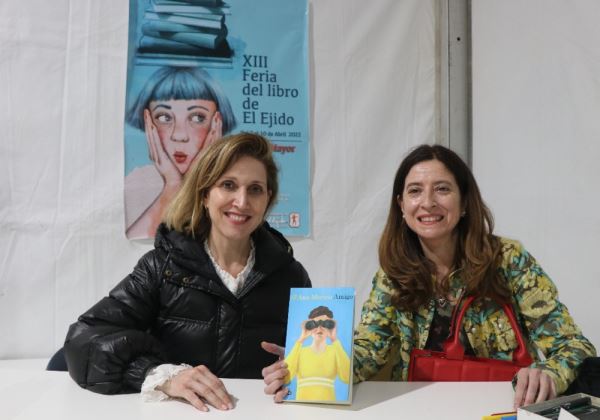 Ana Merino inaugura los encuentros literarios de la XIII Feria del Libro de El Ejido con su obra ‘Amigo’.