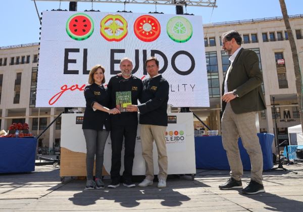 La alta cocina ‘verde’ se ‘saborea’ en la Feria del Libro con el chef Rodrigo de la Calle y un innovador showcooking elaborado con frutas y hortalizas de El Ejido