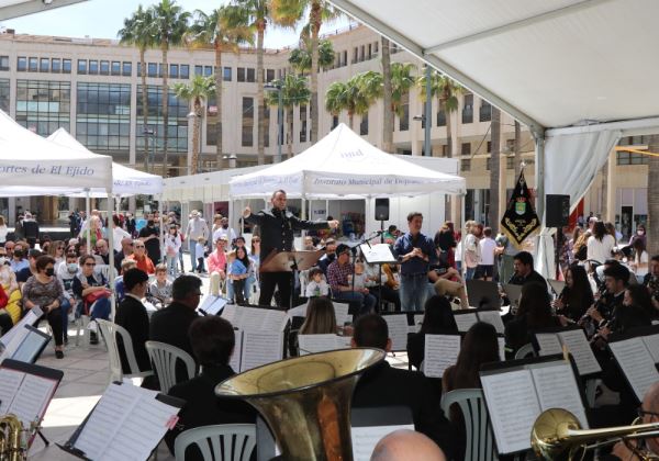 La lectura de ‘Don Quijote de la Mancha’ al ritmo de la Banda Sinfónica ‘escribe’ la última página de la XIII Feria del Libro de El Ejido