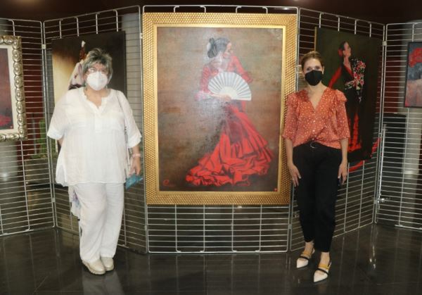 El hall del Teatro Auditorio acoge una exposición de Carmen Luna dedicada a la mujer flamenca.