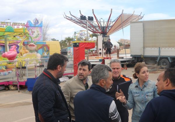 Ayuntamiento y feriantes consensúan aplazar la apertura de las atracciones y puestos del recinto ferial prevista para hoy ante el anuncio de fuertes rachas de viento