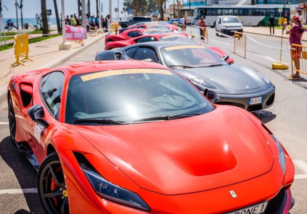 Roquetas de Mar, escaparate mundial por un día de la mítica escudería italiana en Ferrari Western Tour