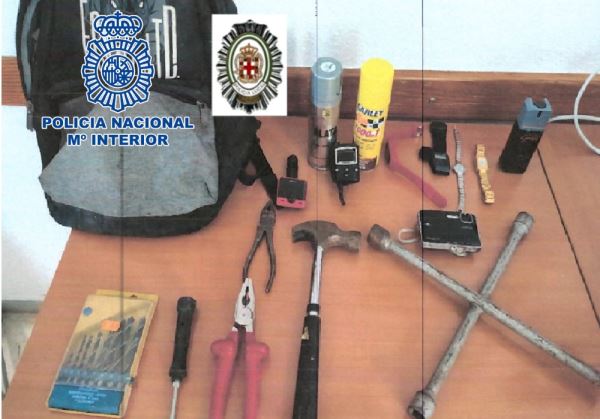 La Policía Nacional y Local en Almería han detenido in fraganti a dos hombres, en el interior del Depósito Municipal de Vehículos