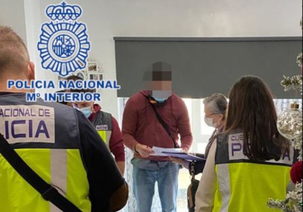 La Policía Nacional detiene a 23 personas en Alicante y Almería, en una trama que falsificaba documentos para regularizar a extranjeros