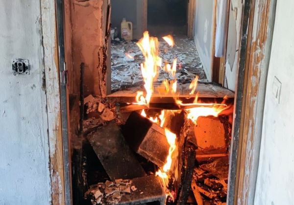 La Guardia Civil auxilia a dos personas atrapadas en una vivienda incendiada en Roquetas de Mar