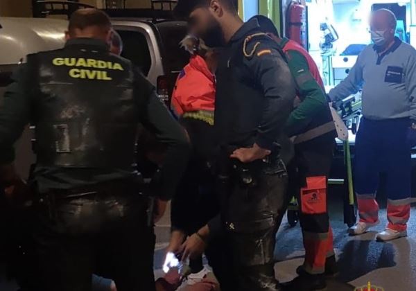 La Guardia Civil auxilia a dos personas amenazadas con un cuchillo en el interior de su domicilio