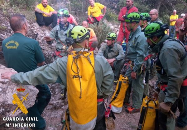 La Guardia Civil coordina un amplio despliegue para rescatar a una mujer accidentada en al interior de una cueva de la sierra de María