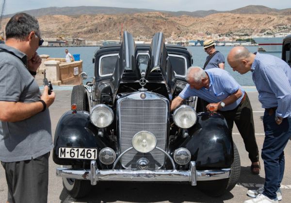  Coches de época hacen escala en el Puerto de Almería