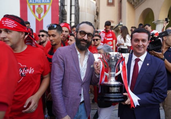 La marea rojiblanca inunda las calles de la ciudad: ¡Almería es de Primera!