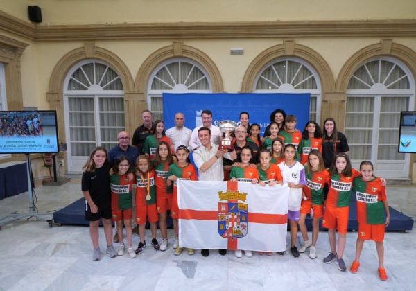 La UD Pavía femenina entrega el trofeo de campeonas de España a la provincia