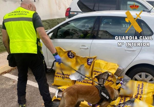 La Guardia Civil detiene a una persona que transporta más de 100 kgs. de hachís por la A7