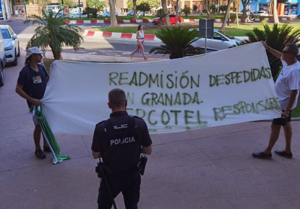 El SAT se concentra en el Hotel Gran Fama de Almería en solidaridad con las camareras de piso despedidas en Granada