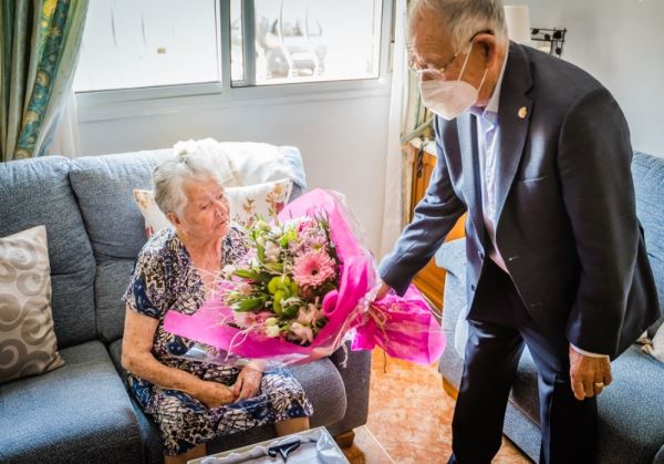 El Ayuntamiento de Roquetas de Mar entrega una distinción a Joaquina Manzano Fernández, la vecina de mayor edad de Las Marinas