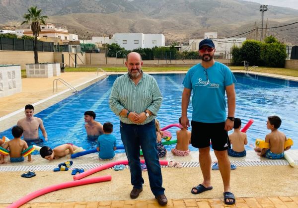 Comienzan los cursos de verano de la piscina municipal de Dalías