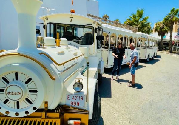 Un tren turístico recorre Almerimar durante los meses de verano para dar a conocer los rincones con más encanto