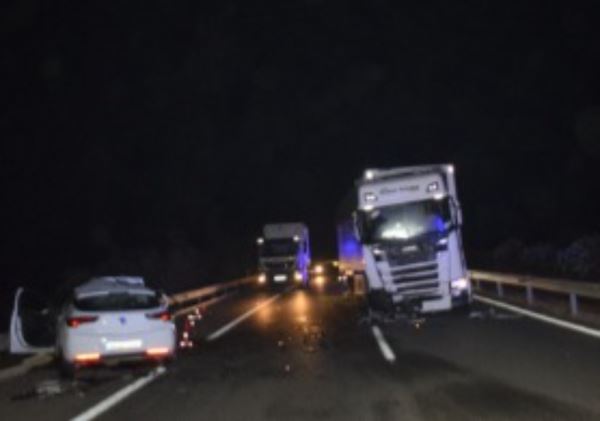 La Guardia Civil investiga a un vecino de la localidad de Turre (Almería), por tres delitos contra la seguridad vial, al colisionar frontalmente con un camión tras circular durante más de diez kilómetros en sentido contrario por la autovía A-7. Los h
