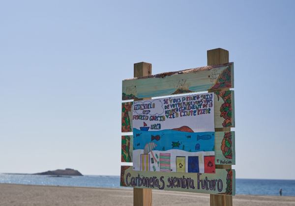 Holcim colabora con una iniciativa del CEIP Federico García Lorca para concienciar sobre el cuidado de las playas de Carboneras