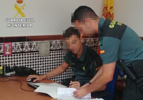 La Guardia Civil detiene a tres personas e investiga a otra por estafar 30.000 euros a través del método “falso romance”