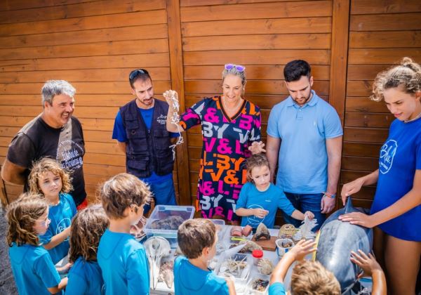 La playa de La Romanilla acoge durante tres días talleres de educación medioambiental dirigidos a los más pequeños