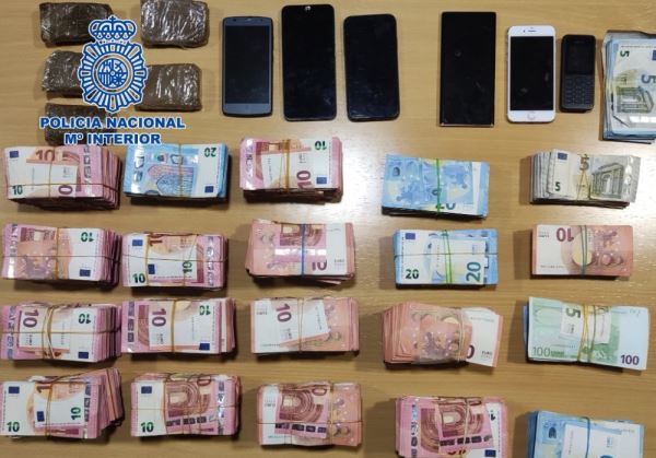 La Policía Nacional en Almería frusta un pase de droga e interviene más de 91.000 euros