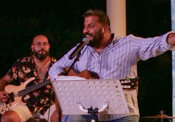 Jesús Cortés ofrece los temas de su disco ‘A mi aire’ ante su público en el Anfiteatro de Roquetas de Mar