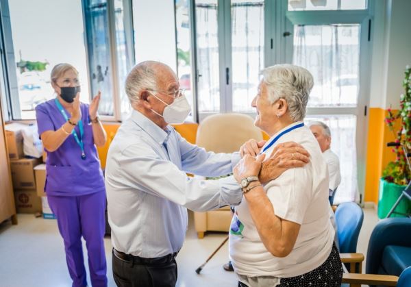 Entrega las medallas de las “100 Horas de Deporte” a los mayores de la Residencia Virgen del Rosario