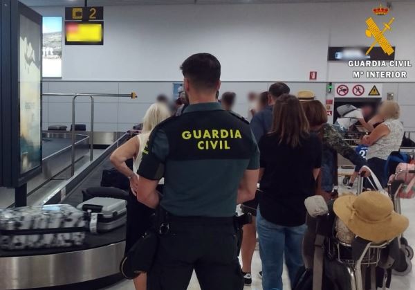 La Guardia Civil alerta de la estafa de las “maletas en el aeropuerto”