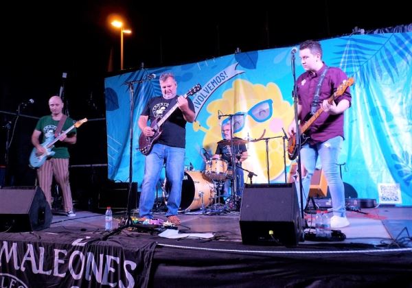 Los Camaleones Rock trasladan la alegría de su música al público en un gran concierto en la Urba de Roquetas