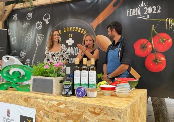 El chef Enrique Sánchez desata pasiones en el espacio gastronómico del Paseo, con dos recetas y mucho sentido del humor