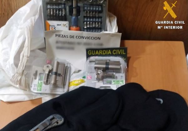 La Guardia Civil detiene a cinco personas como autores de un delito de allanamiento en Roquetas de Mar