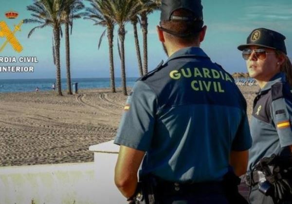 La Guardia Civil detiene en Roquetas de Mar a dos personas como autoras de un delito de robo con violencia