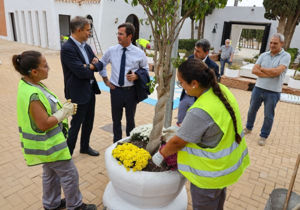 Junta y Ayuntamiento de El Ejido facilitan la contratación de 139 jóvenes desempleados.