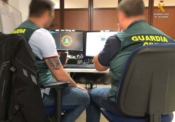 La Guardia Civil de Almería detiene a dos personas por estafar 80.000$ a una empresa utilizando el método conocido como “Man in the Middle”