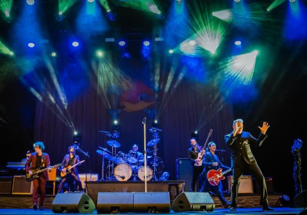 Loquillo se mete al público en el bolsillo con un gran concierto de su gira ‘El Rey’ en Roquetas de Mar