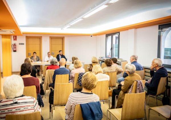 José Antonio Santano protagoniza ‘Café con letras’ en la Biblioteca Municipal de Aguadulce