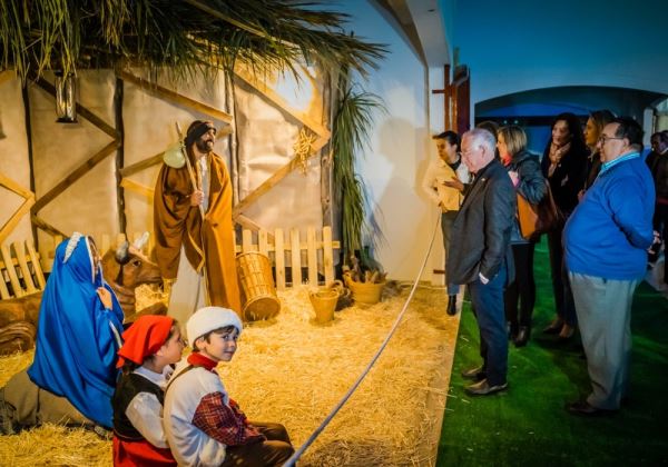 Roquetas de Mar da la bienvenida a la Navidad con el tradicional encendido, un Belén Viviente y un videomapping